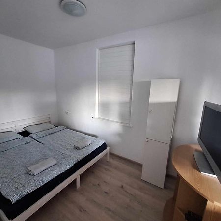 Sarga311 Ueduelohaz Szeged Villa Exterior foto