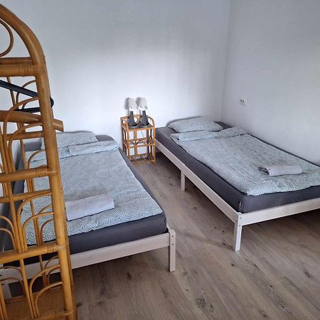 Sarga311 Ueduelohaz Szeged Villa Exterior foto