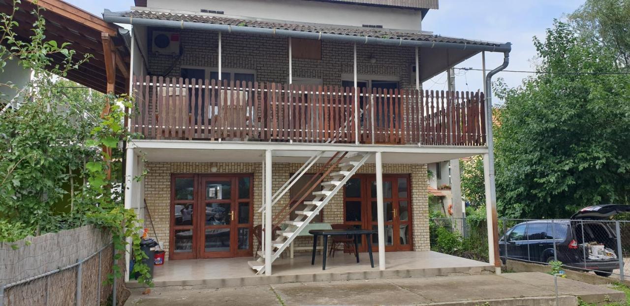 Sarga311 Ueduelohaz Szeged Villa Exterior foto