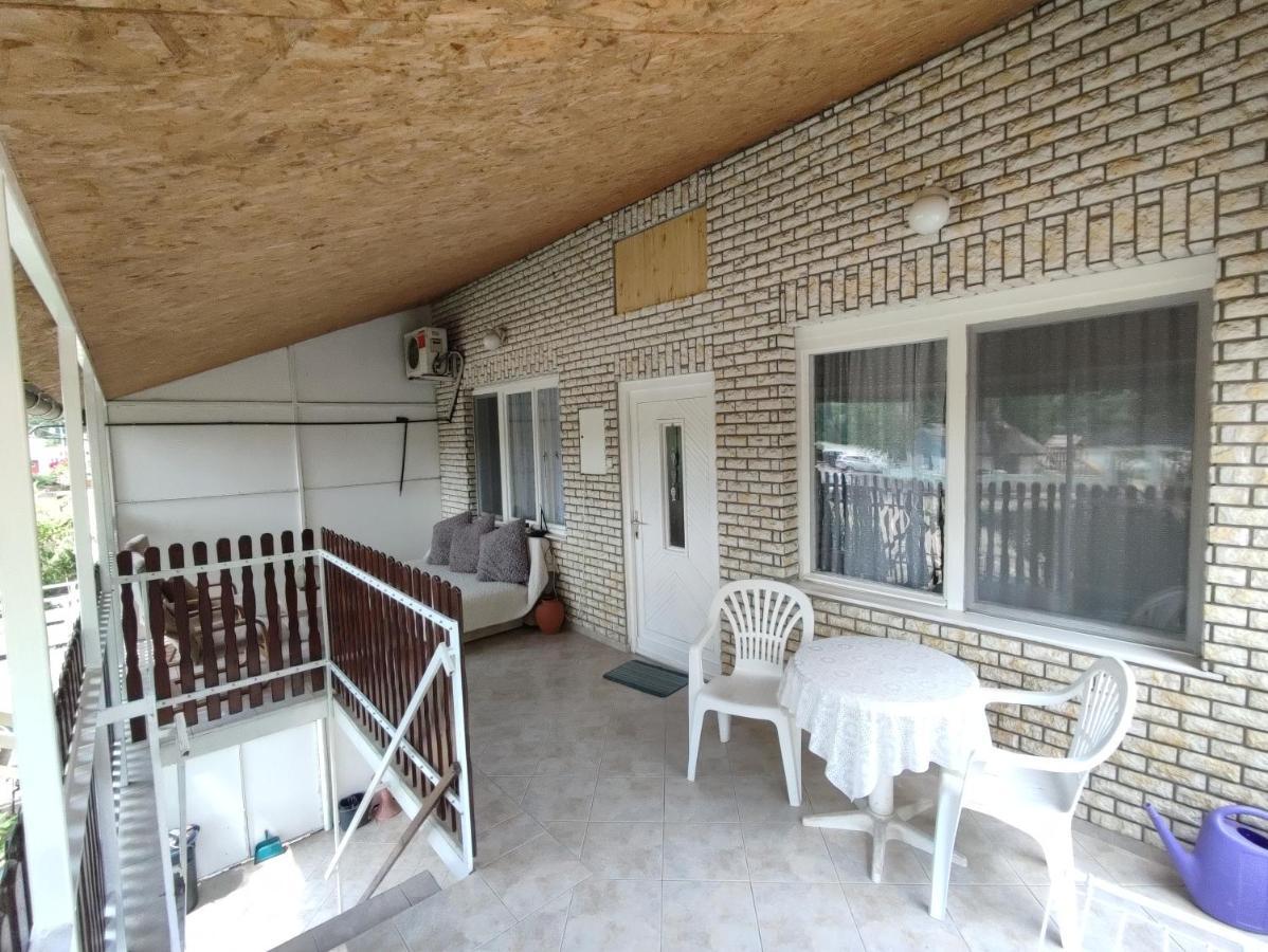 Sarga311 Ueduelohaz Szeged Villa Exterior foto