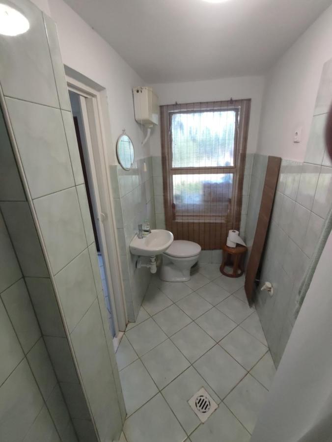 Sarga311 Ueduelohaz Szeged Villa Exterior foto