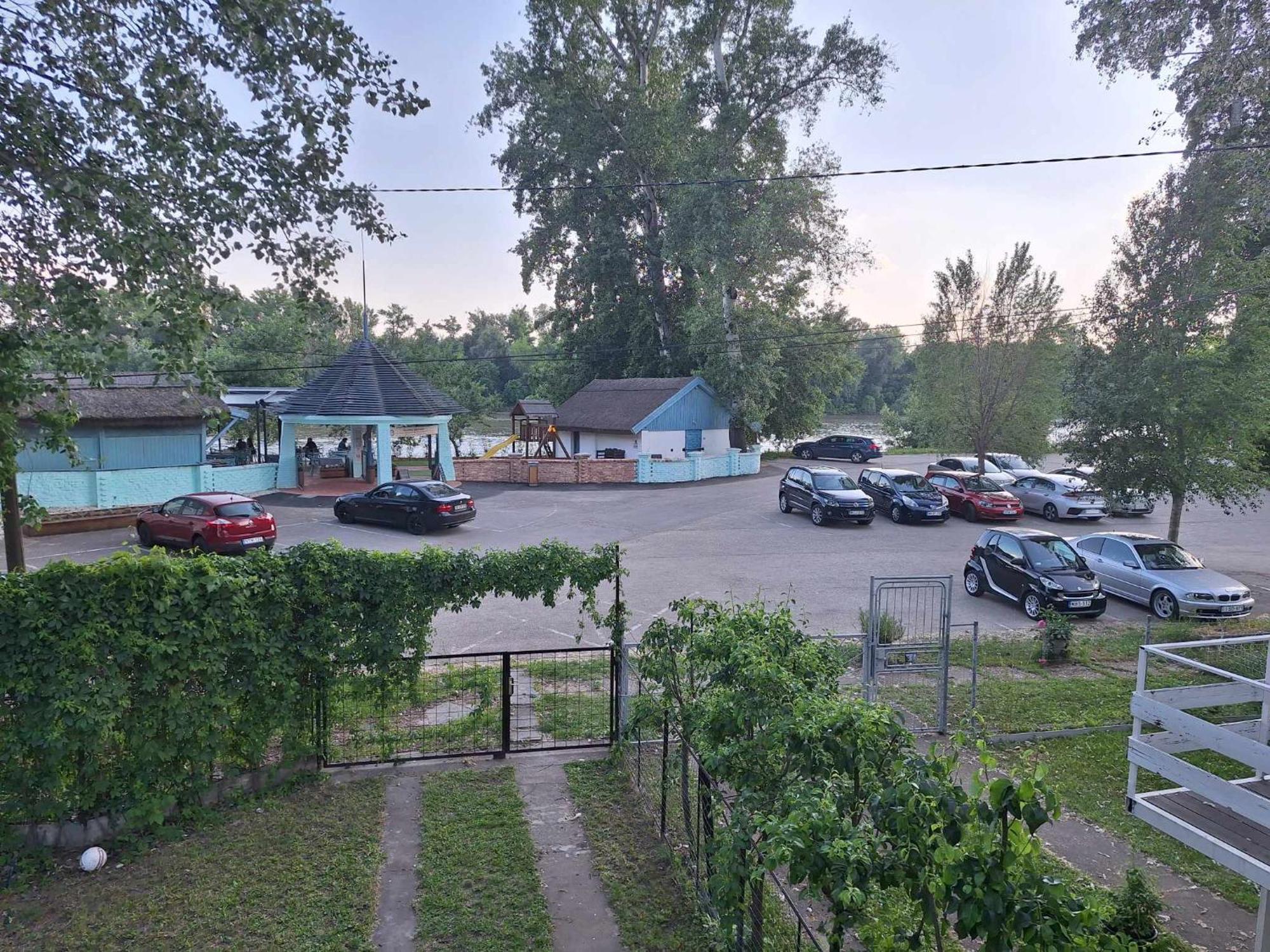 Sarga311 Ueduelohaz Szeged Villa Exterior foto